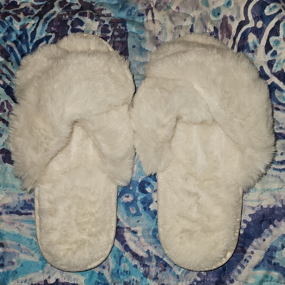 Womens Cris-Cross Style Fluffy White Slippers New W/O Tags Size 8